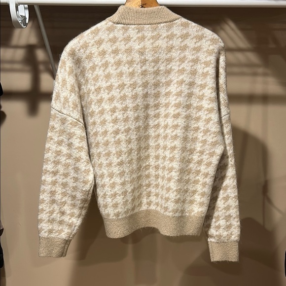 Abercrombie & Fitch Tan and Cream Crew Neck Sweater - Picture 5 of 5